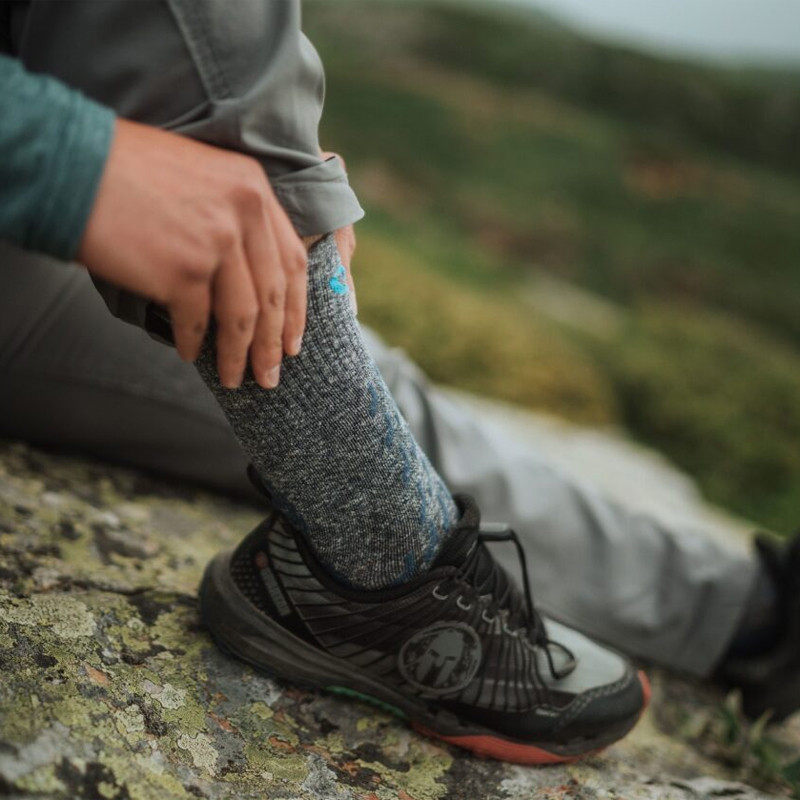 High, ultra-light hiking socks in natural linen